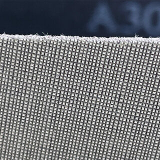 Bande abrasive 3M Trizact™ 237AA 50×1000 mm pour backstand et finition coutellerie Structure micro-répliquée Trizact 237AA en gros plan – bande abrasive oxyde d’aluminium 50 x 1000 mm
