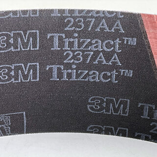 Bande abrasive 3M Trizact™ 237AA 100×2000 mm pour backstand et finition sur inox Marquage dos toile 3M Trizact 237AA – bande 100 x 2000 mm pour finition linéaire de profilés inox